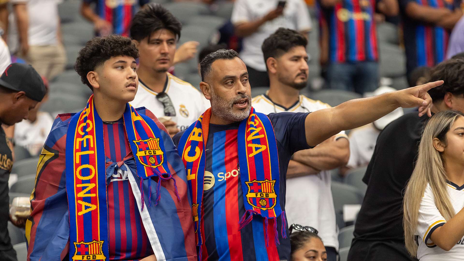 拼尽全力！福建队勇夺女双冠军荣耀时刻