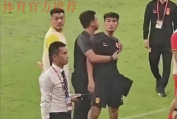 国足队员天津助力校园足球 郑智充当教练员